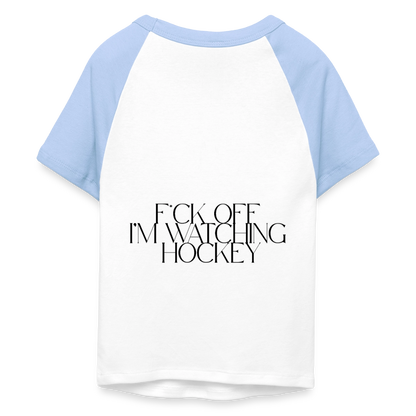 I’m Watching Hockey Cropped Baseball T-Shirt - Weiß/Hellblau