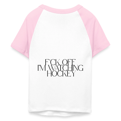 I’m Watching Hockey Cropped Baseball T-Shirt - Weiß/Pink